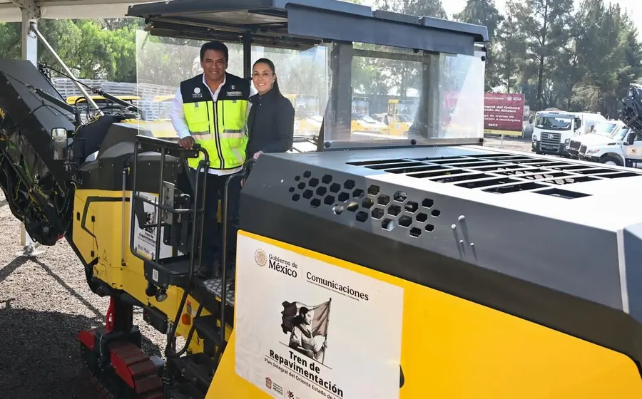 La Presidenta Claudia Sheinbaum supervisa la construcción del tren de pasajeros México–Querétaro durante su gira de trabajo por la región.