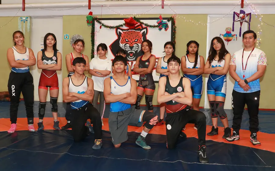 Jóvenes atletas del Club Jaguares de luchas asociadas continúan su entrenamiento durante el periodo vacacional de fin de año en CEDECOM.