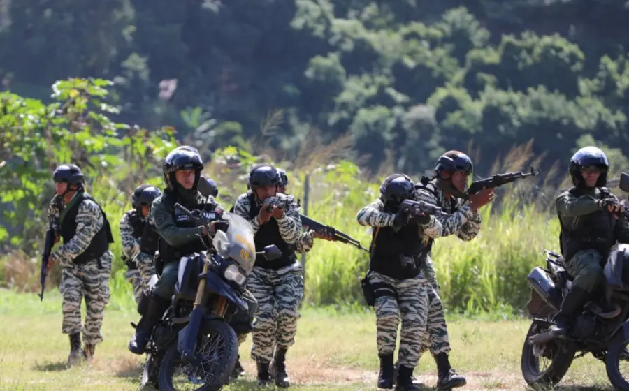 Un grupo de 5,600 combatientes venezolanos durante su entrenamiento bajo el método táctico de resistencia revolucionaria, según informa la agencia Xinhua.
