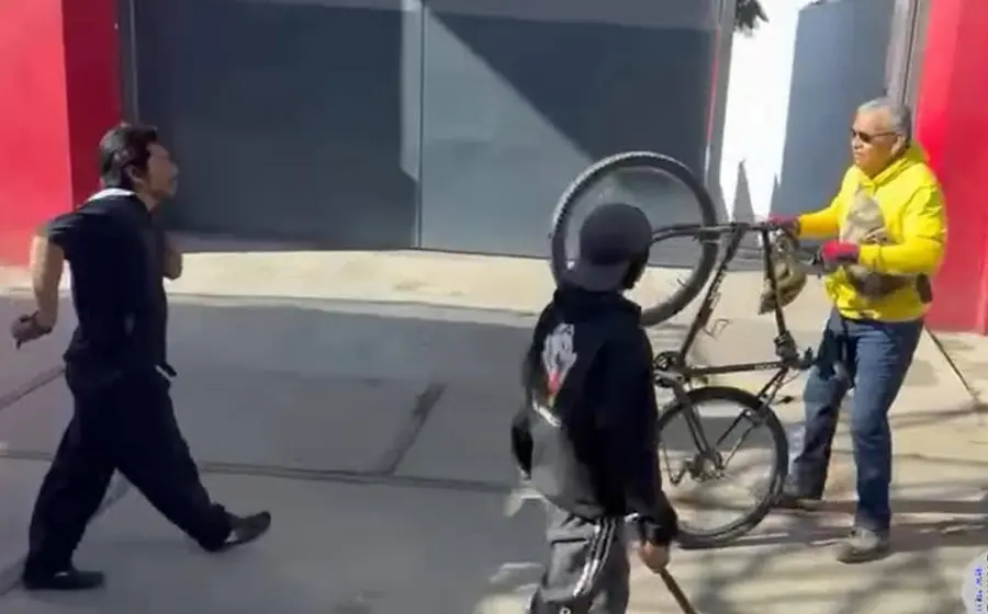 El conductor de un camión de transporte urbano en Oaxaca captado en el momento en que le cierra el paso a un ciclista.