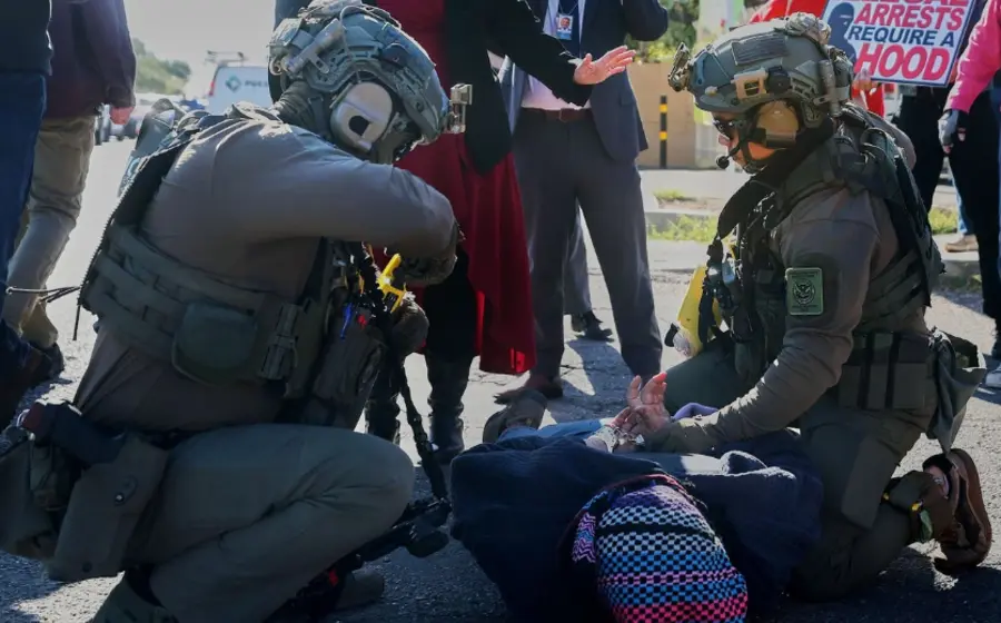 Escena de una redada migratoria en Arizona donde un congresista fue rociado con gas pimienta y dos agentes resultaron heridos durante el operativo.