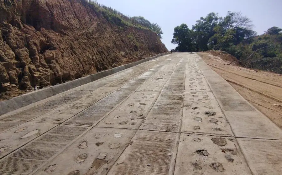 La construcción de caminos artesanales avanza en una comunidad, un proyecto que ha generado empleos directos para los habitantes locales.