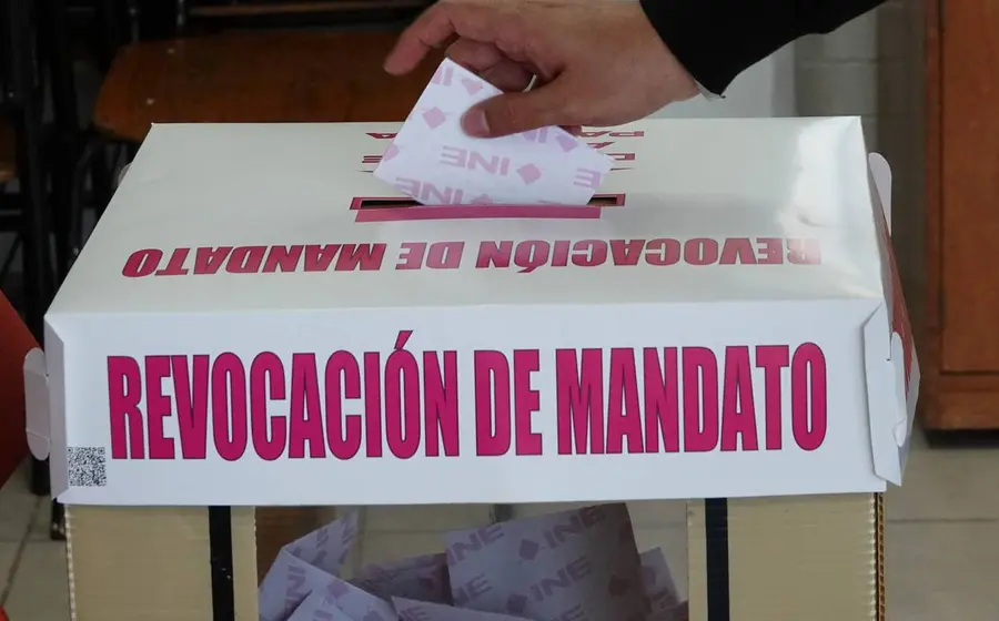 Una urna electoral durante la consulta de revocación de mandato que se impulsó en México durante el año 2022 para definir escenarios políticos.