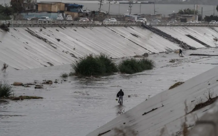 El río Tijuana muestra los graves efectos de la contaminación por aguas residuales, una crisis que ha deteriorado el valle y provocado cierres de playas.
