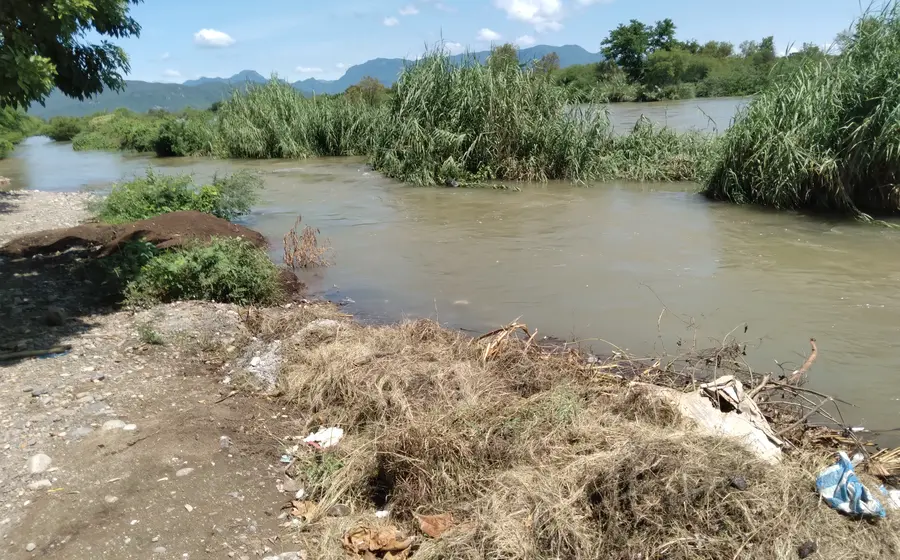 Una vista de la grave contaminación ambiental en Tehuantepec, un problema que afecta directamente la salud pública de los habitantes de la región.