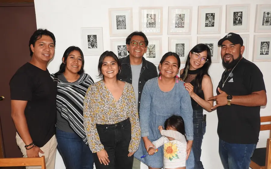 Jonatan, Perla, la doctora Dominique, Óscar, Lila, Majo y Diego sonríen durante su convivencia para despedir el año 2025 y celebrar el 2026.