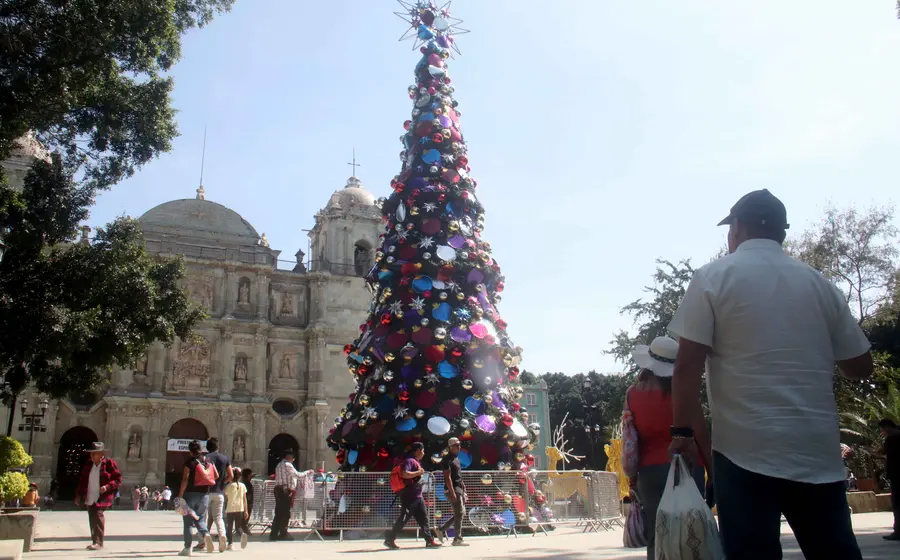 Adornos y esferas navideñas coloridas en exhibición en un mercado de Oaxaca, representando el alto costo de la decoración para la temporada festiva.