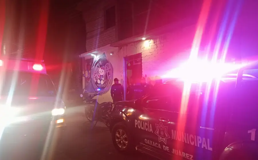 Escena del crimen donde un comerciante fue asesinado en su domicilio, ubicado en la colonia Netzahualcóyotl de San Martín Mexicápam.
