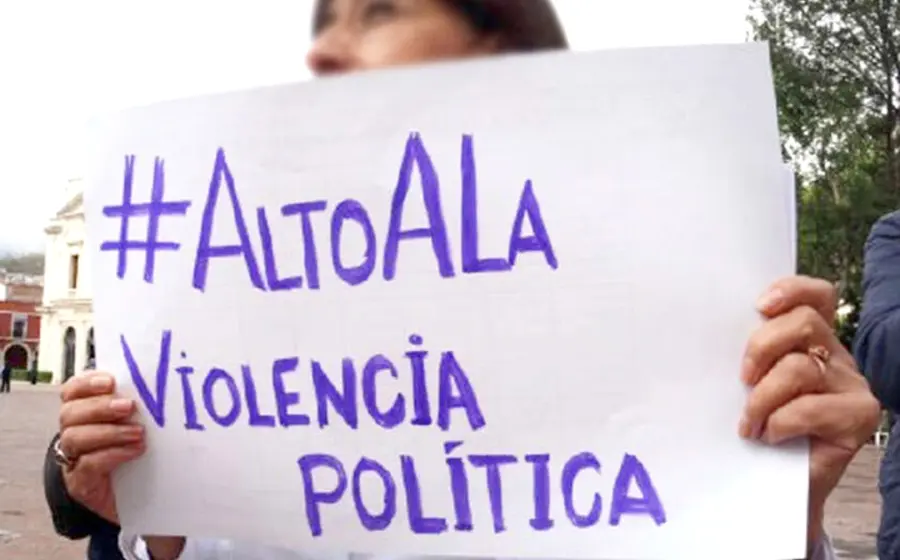 Ilustración conceptual que representa el riesgo y la violencia política en Oaxaca, mostrando una silla de gobierno vacía en un ambiente sombrío y amenazante.