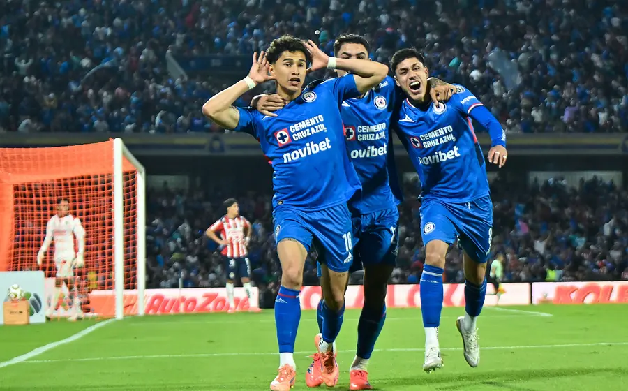 El equipo de fútbol Cruz Azul celebra su clasificación a las semifinales del Torneo de Apertura 2025 tras un partido emocionante.