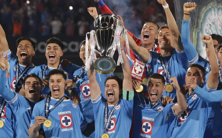 El equipo de fútbol Cruz Azul en la cancha durante su partido de debut en la Copa Intercontinental contra el Flamengo de Brasil.