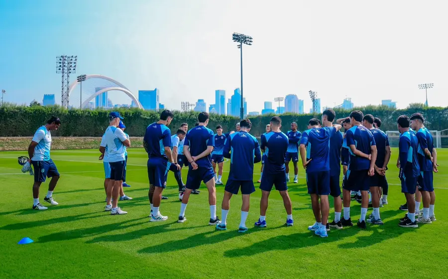 Jugadores del equipo de fútbol Cruz Azul realizan una práctica ligera en un campo de entrenamiento tras su llegada a Qatar.