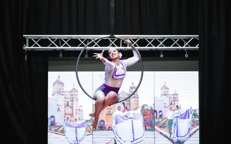 La atleta Dana en plena ejecución de una rutina de danza aérea durante su competencia en el Campeonato Mundial celebrado en Italia.