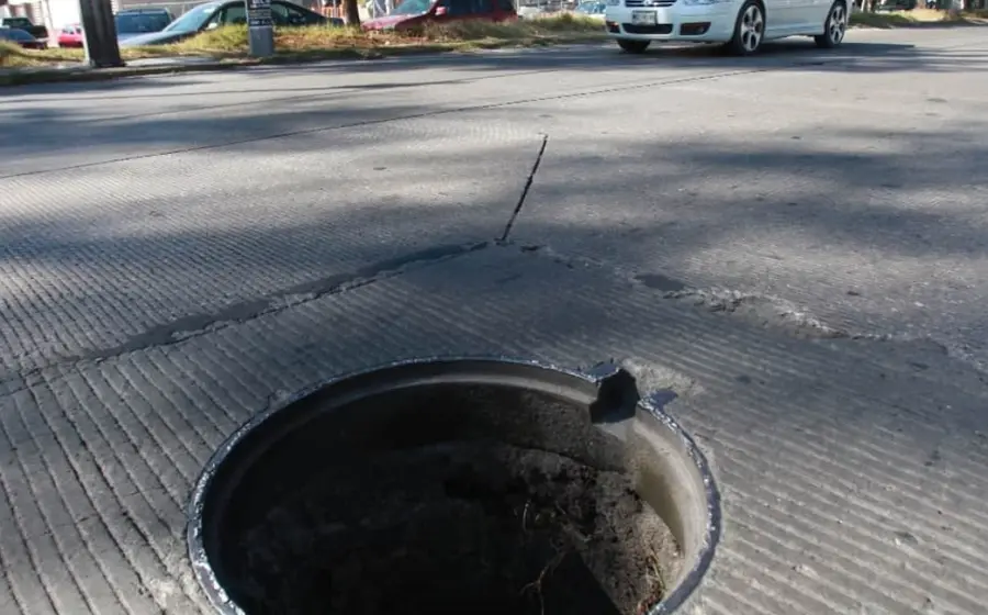 Una imagen conceptual que representa el peligro en el camino, como metáfora del daño que las personas pueden causar por accidente a otras.