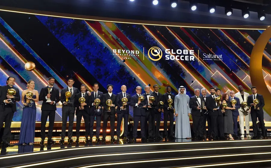 Ousmane Dembélé y otros futbolistas galardonados posan juntos con sus premios durante la ceremonia de los Globe Soccer Awards del año 2025.