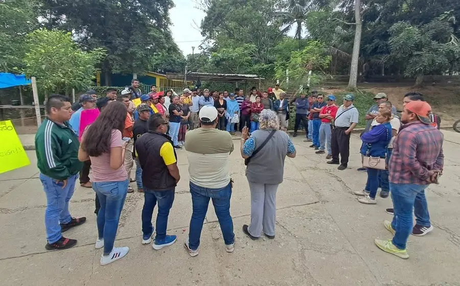 Un grupo de extrabajadores de la constructora ABCD Arquitectura se manifiesta públicamente para denunciar la falta de pago y la impunidad de la empresa.