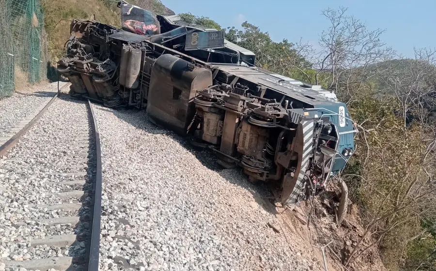 Imagen del Tren Interoceánico del Istmo descarrilado sobre las vías en el tramo Nizansa-Chivela, en un suceso ocurrido en el Istmo.
