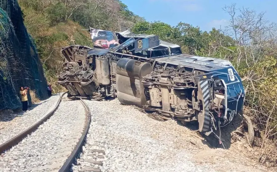 Vagones de un tren descarrilados sobre las vías en la región del Istmo, incidente que motivó denuncias por presunta corrupción de pueblos locales.
