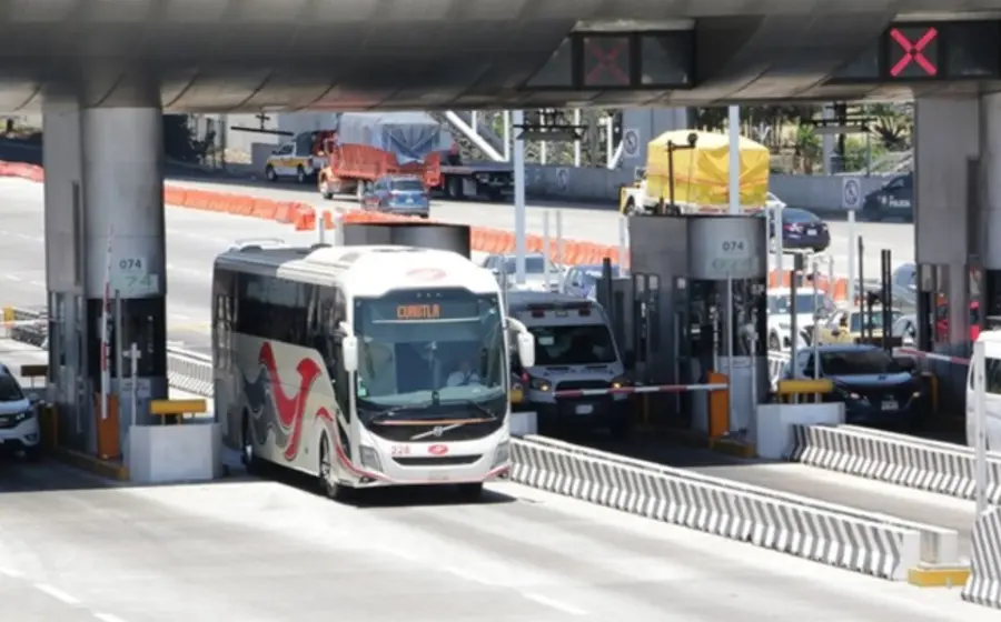 Un autobús de pasajeros en una terminal, ilustrando los descuentos vacacionales para estudiantes y docentes en el transporte federal y de tren.