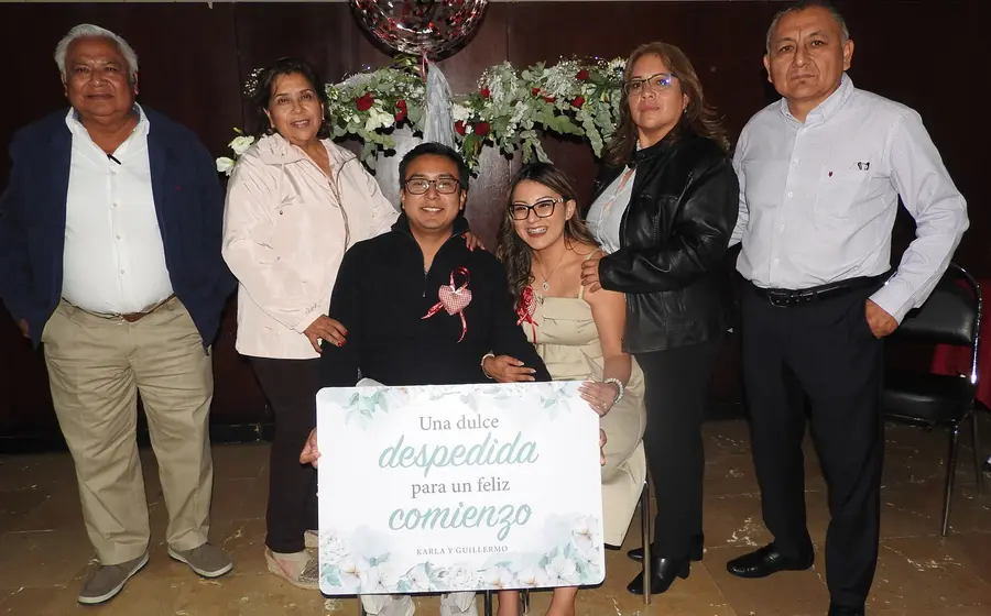 Karla Vanessa Ramírez García y Guillermo García Gil celebran su despedida de soltería con un desayuno en Oaxaca, junto a sus padres y familiares.