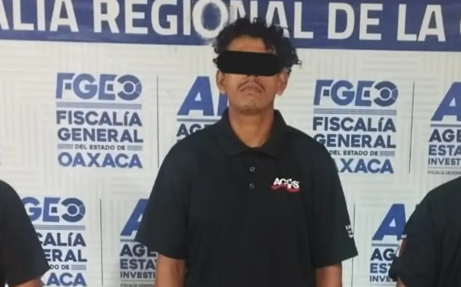 El detenido, identificado como A.M.B., es presentado tras ser arrestado por el presunto asalto a una tienda OXXO en la Cuenca del Papaloapan.