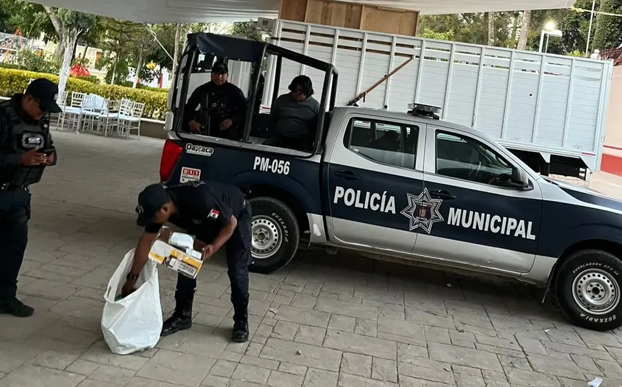 Marco Antonio H.B. es presentado tras ser detenido como presunto responsable del asalto a un restaurante en Asunción Nochixtlán, Oaxaca.