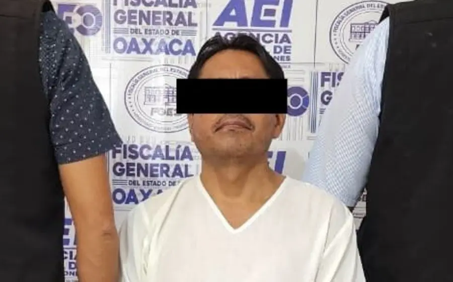 Agentes de la AEI detienen en Ciudad Ixtepec a un hombre acusado del delito de despojo agravado, mientras es escoltado.