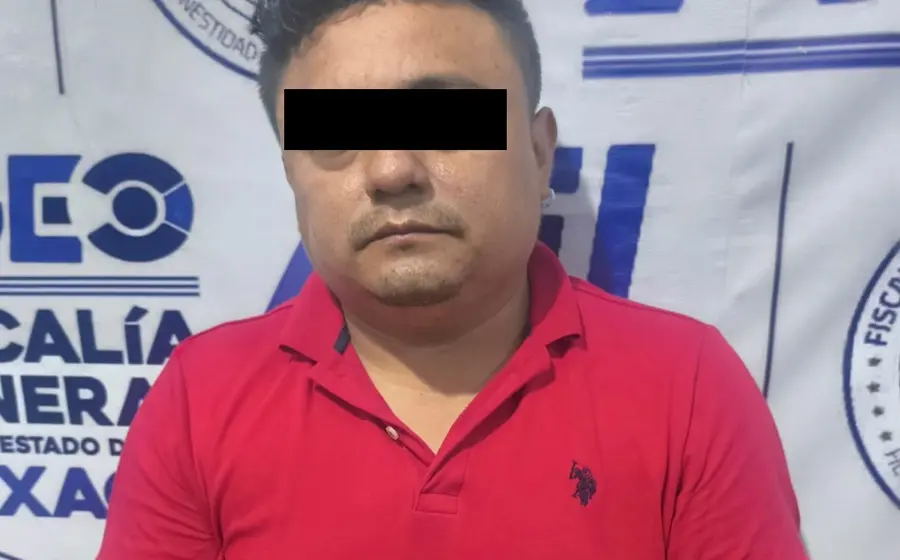Roberto E.L. es fotografiado tras ser detenido en Salina Cruz, al ser acusado por el delito de robo de una motocicleta.