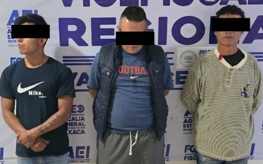 Los tres presuntos narcomenudistas detenidos en Santa María Coyotepec, vinculados a proceso por delitos contra la salud y venta de droga a estudiantes.