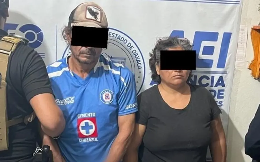 Italo L.E. y Emilia G.H. fotografiados tras ser detenidos por la venta de droga en el bar La Esperanza en San Juan Bautista Cuicatlán.
