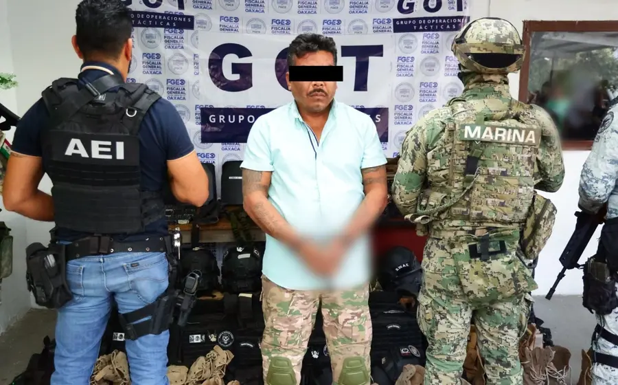 C.R.L., alias 'El Cali', principal proveedor de armamento de la banda delincuencial 'Los Cromos', al momento de su detención en un rancho.