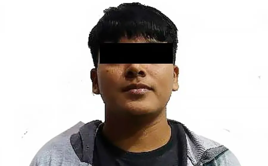 Luis, un joven de 20 años, es detenido por las autoridades en la terminal de la capital por viajar en compañía de una menor de edad.