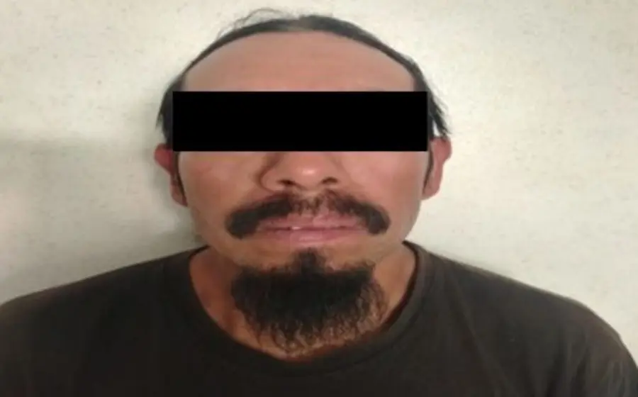 El detenido R.JD. es presentado por policías investigadores tras ser acusado del homicidio a puñaladas de su paisano en la Sierra Mixe.