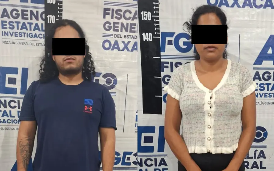 Los hermanos A R.S. y M.R.S. en el momento de ser detenidos por las autoridades en Putla de Guerrero, Oaxaca.