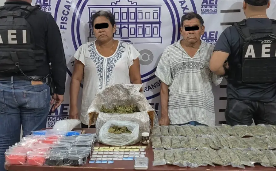Carmelito C.G. de 66 años y Lucila B.M. de 45 años, detenidos por la policía tras un cateo por venta de drogas en Pinotepa Nacional.