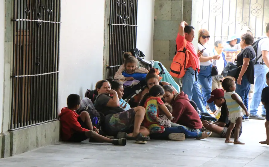 Imagen conmemorativa que rinde homenaje a los migrantes de Oaxaca, tras la declaración del 2 de septiembre como el Día de la Persona Migrante Oaxaqueña.