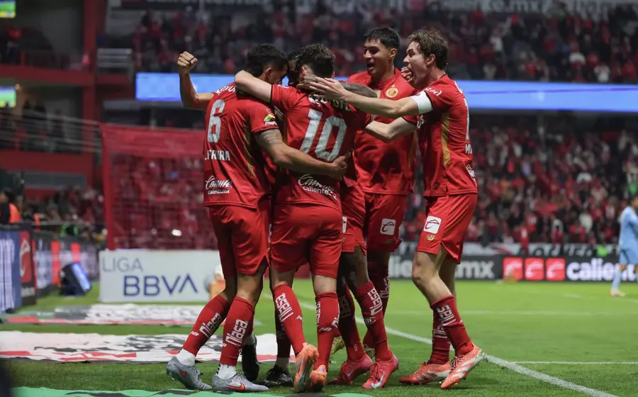 El equipo de los Diablos Rojos del Toluca celebra su pase a la final de la Liga MX, donde buscarán el bicampeonato.