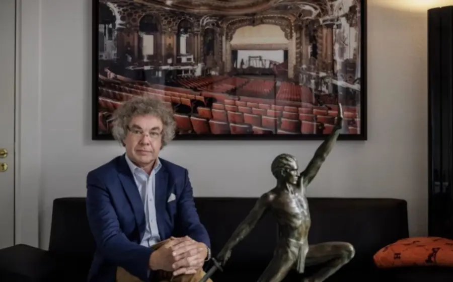 Matthias Moosdorf, diputado del partido ultraderechista Alternativa para Alemania (AfD), quien enfrenta cargos por realizar un presunto saludo nazi.