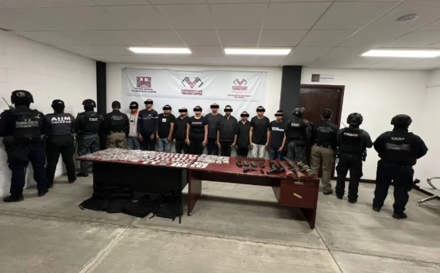 Doce presuntos integrantes del CJNG son presentados ante la prensa tras su detención en San Cristóbal de las Casas, Chiapas.