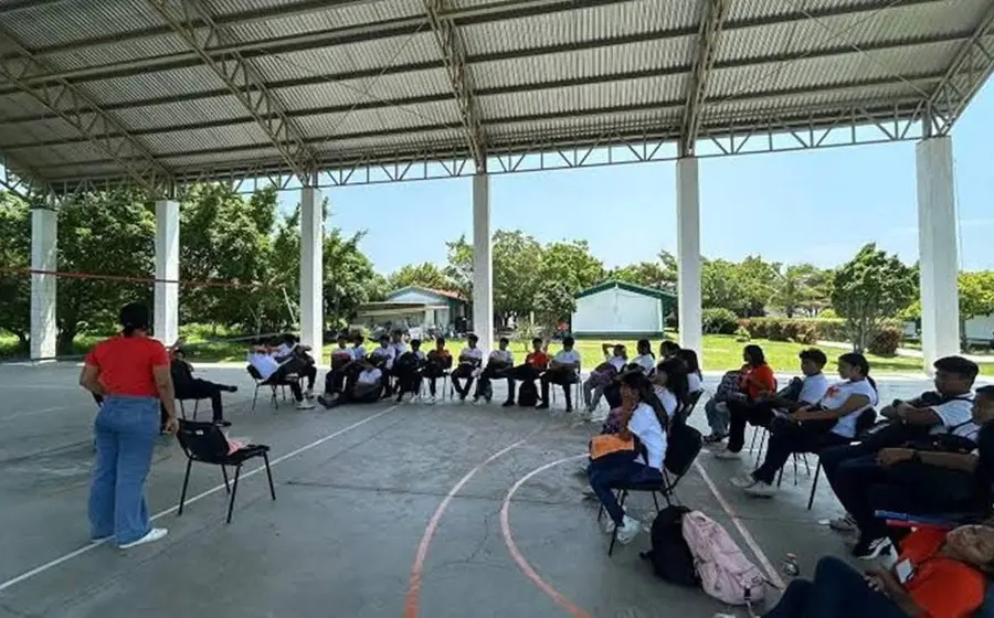 Once docentes del CECYTE en San Dionisio del Mar denuncian públicamente abuso de autoridad y violaciones a sus derechos laborales.