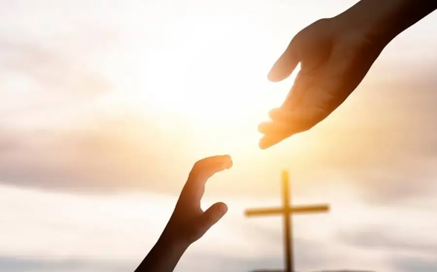 Imagen conceptual que ilustra el Día del Señor, mostrando una cruz de madera iluminada por un rayo de luz celestial en un ambiente sereno.