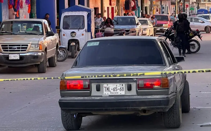 El automóvil Nissan Tsuru en el que viajaban las dos personas que fueron asesinadas en la escena del crimen en el centro de Miahuatlán.