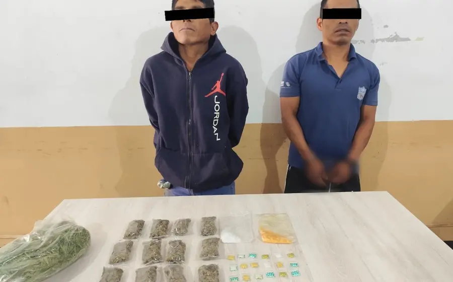Dos hombres detenidos durante un cateo a una vivienda, junto a la droga asegurada, puestos a disposición de las autoridades ministeriales.