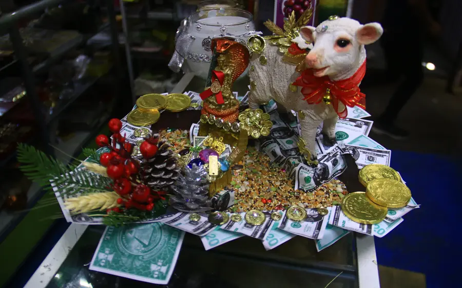 Una imagen simbólica que representa cómo los rituales de Año Nuevo ahora priorizan el dinero y la economía por encima del amor y el corazón.
