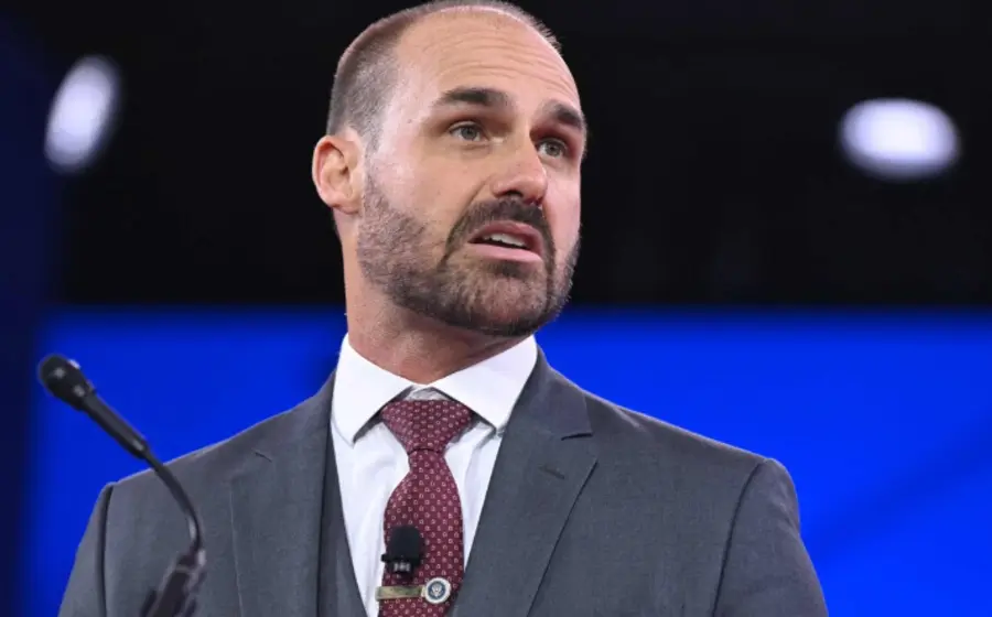 El político brasileño Eduardo Bolsonaro, hijo del expresidente Jair Bolsonaro, en una fotografía de retrato tras la revocación de su pasaporte diplomático.