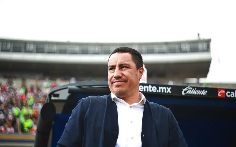 Efraín Juárez, quien ahora toma el control total del área deportiva en el club Pumas, en una fotografía oficial de su presentación.