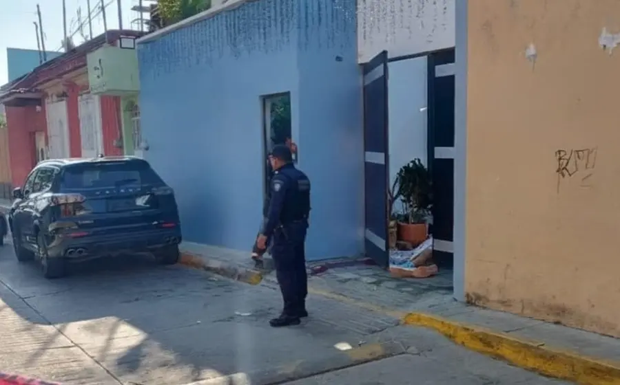 Escena del crimen en el centro de Santa Cruz Xoxocotlán donde fue ejecutado el exedil, con la zona acordonada por las autoridades.
