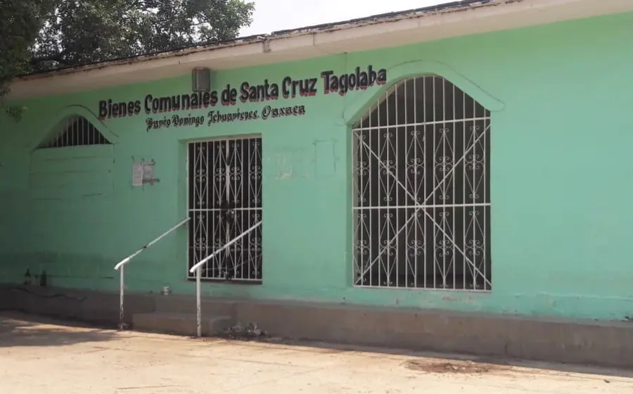 Comuneros de Santa Cruz Tagolaba reunidos durante la asamblea para la elección de Bienes Comunales, proceso detenido por la búsqueda de reelección.