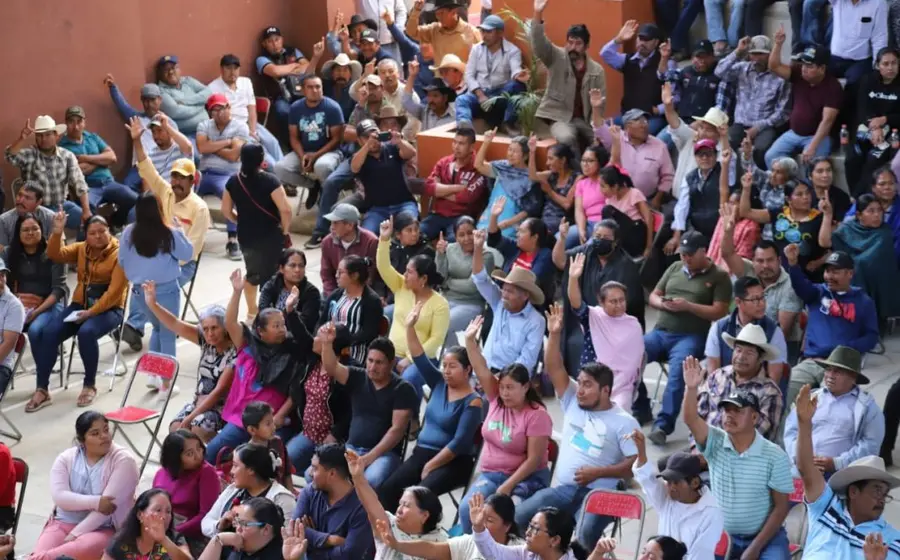 Una asamblea comunitaria durante la jornada electoral por Sistemas Normativos Indígenas, proceso validado por el IEEPCO en municipios de Oaxaca.