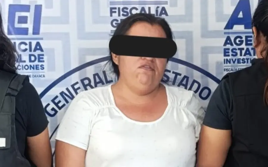 Una mujer, identificada como A.R.E.H., es detenida por las autoridades en cumplimiento a una orden de aprehensión por el delito de robo.